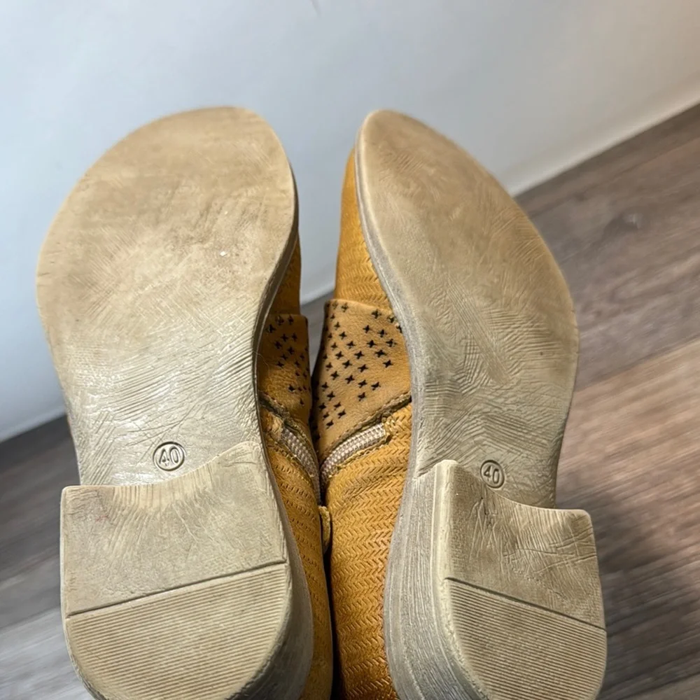 MJUS Stylish Tan Ankle Boots woman’s size 40 (s34)